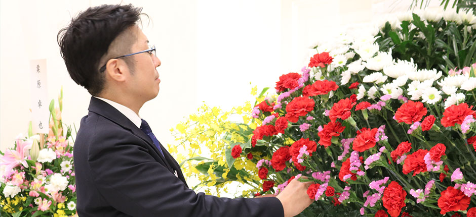 ディアネス葬儀スタッフが葬式祭壇の生花を整えている様子