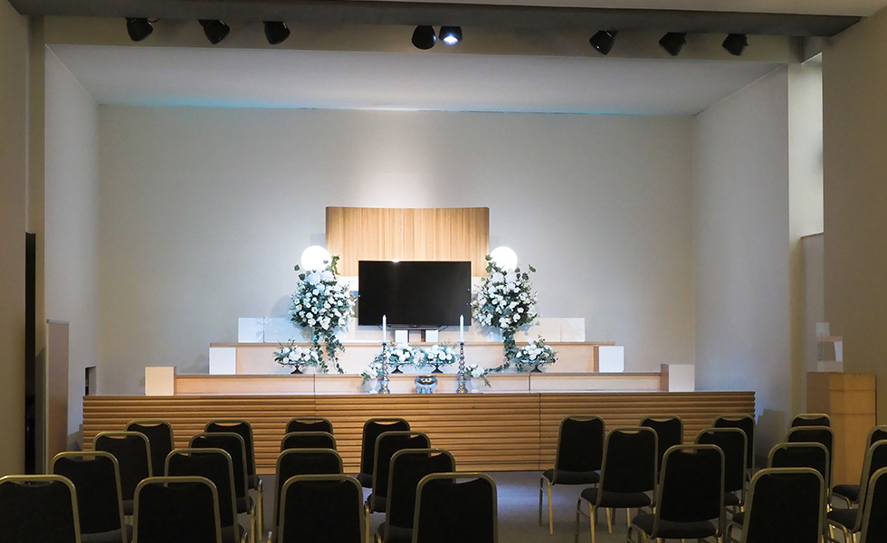  札幌店の葬儀式場外観と祭壇