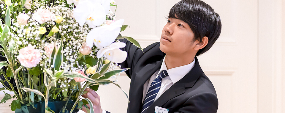 花を飾っている様子