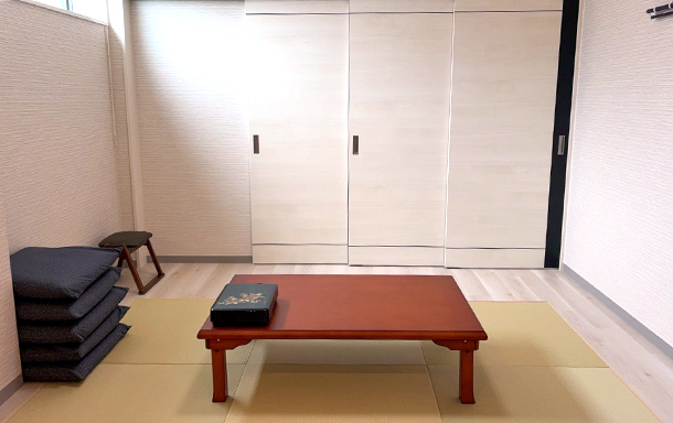 石山の内観写真