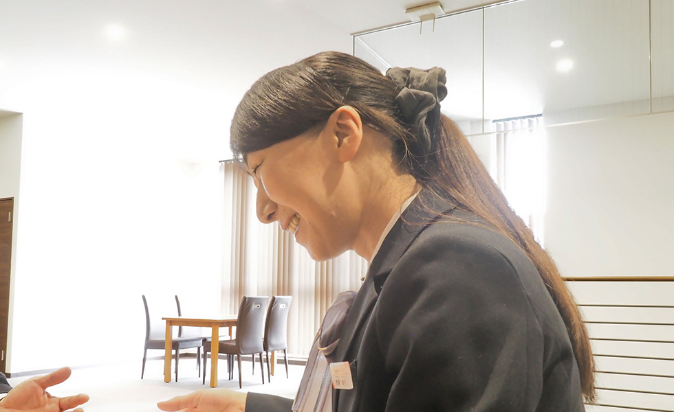 家族葬のディアネス 豊平店の葬儀式場外観と祭壇